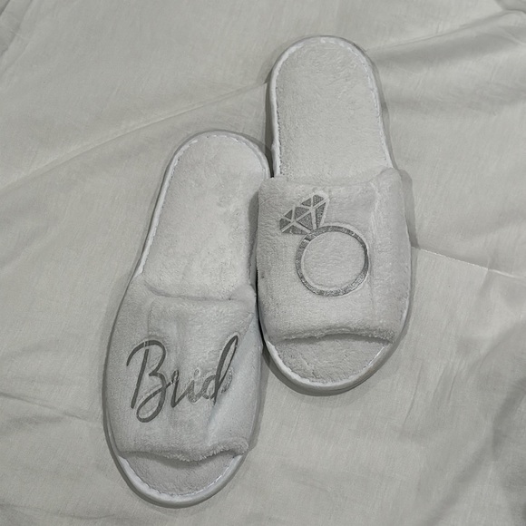 ABOUT FACE DESIGNS WHITE BRIDE/RING SLIPPERS NWT ONE SIZE FITS MOST - Picture 3 of 7